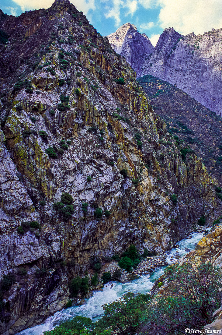 Nearly vertical rocky peaks at Kings Canyon.