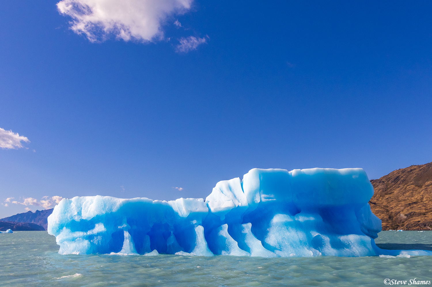 A good looking larger iceburg in Lago Argentino. Not big enough to sink the Titanic, but still pretty impressive for a lake.