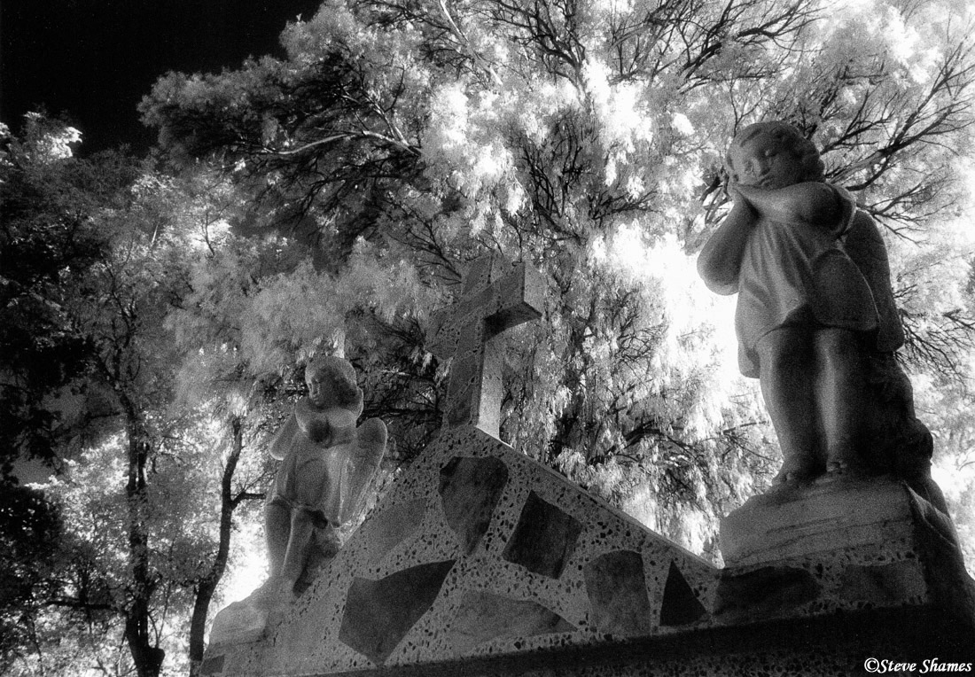 Two angels protecting a tomb in a Morelia cemetery